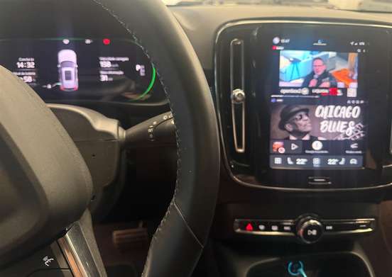 VOLVO-XC40-2021