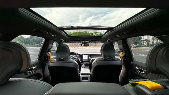 VOLVO-XC60-2023