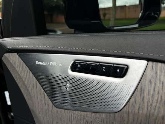 VOLVO-XC90-2023