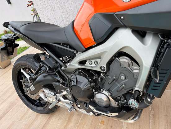 YAMAHA-MT-09-2015