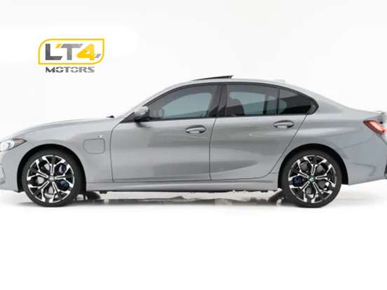 BMW-330e-2025