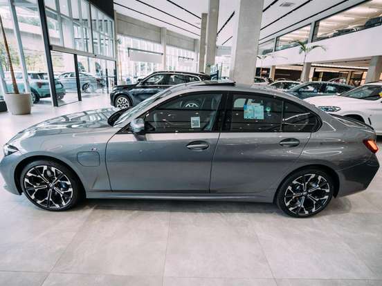 BMW-330e-2025
