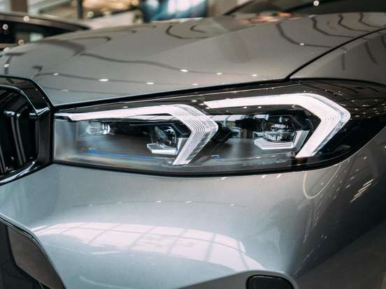 BMW-330e-2025