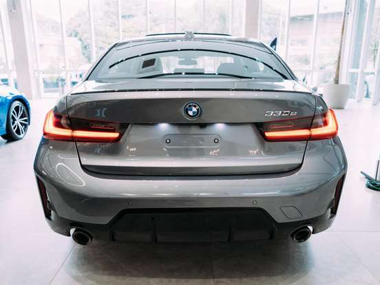 BMW-330e-2025