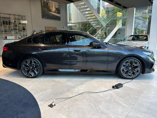 BMW-530e-2025