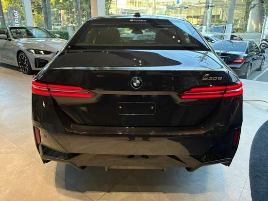 BMW-530e-2025