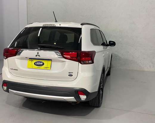 MITSUBISHI-OUTLANDER-2015