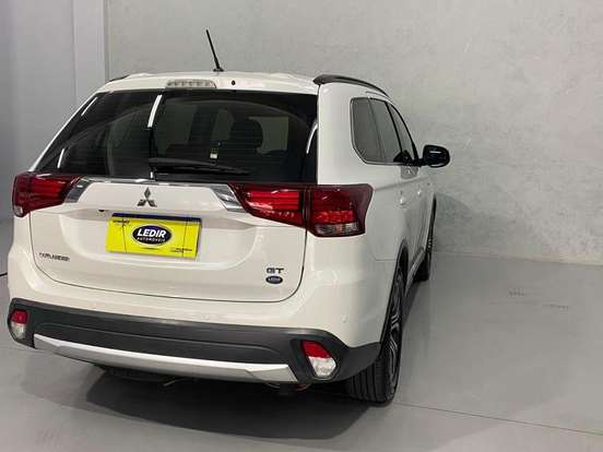 MITSUBISHI-OUTLANDER-3.0 GT 4X4 V6 24V GASOLINA 4P AUTOMÁTICO MITSUBISHI-OUTLANDER-2015