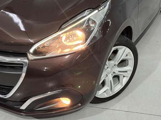 PEUGEOT-208-2017