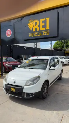RENAULT SANDERO 1.0 AUTHENTIQUE 16V FLEX 4P MANUAL RENAULT SANDERO 1.0 AUTHENTIQUE 16V FLEX 4P MANUAL