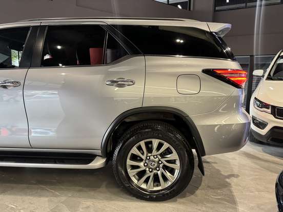 TOYOTA-HILUX SW4-2023
