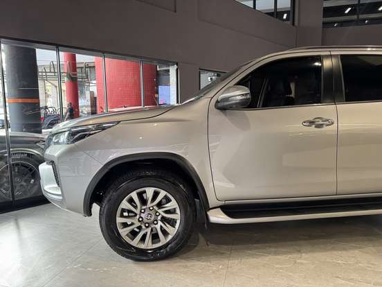 TOYOTA-HILUX SW4-2023