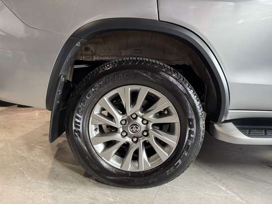 TOYOTA-HILUX SW4-2023