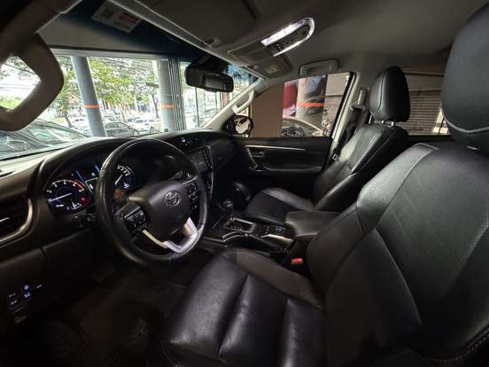 TOYOTA-HILUX SW4-2023