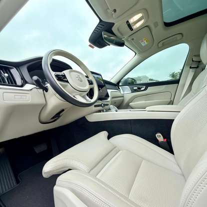 VOLVO-XC60-2025
