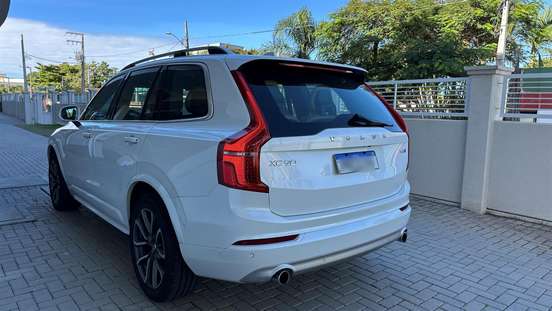 VOLVO-XC90-2017