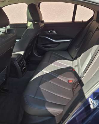 BMW-320i-2023