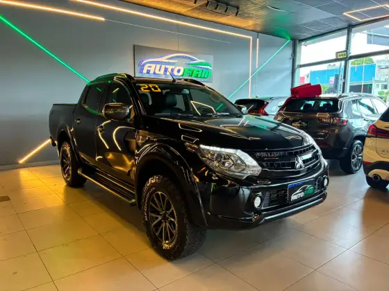 MITSUBISHI L200 TRITON 2.4 16V TURBO DIESEL SPORT HPE-S CD 4P 4X4 AUTOMÁTICO MITSUBISHI L200 TRITON 2.4 16V TURBO DIESEL SPORT HPE-S CD 4P 4X4 AUTOMÁTICO