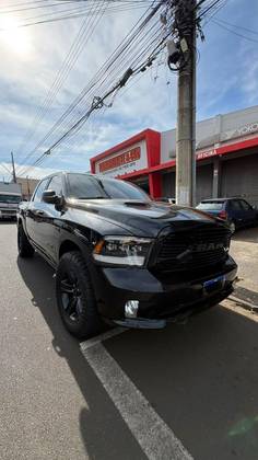 RAM CLASSIC 5.7 V8 GASOLINA LARAMIE NIGHT EDITION CD 4X4 AUTOMÁTICO