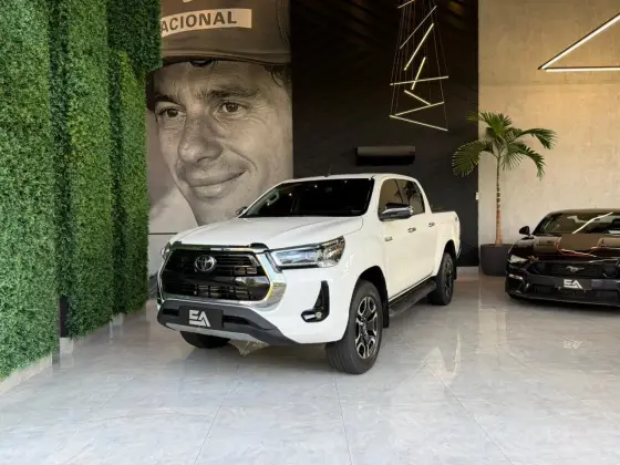 TOYOTA HILUX 2.8 D-4D TURBO DIESEL CD SRX 4X4 AUTOMÁTICO TOYOTA HILUX 2.8 D-4D TURBO DIESEL CD SRX 4X4 AUTOMÁTICO