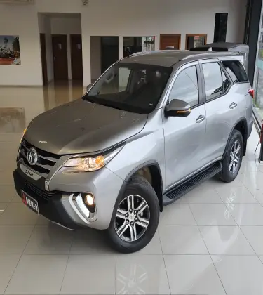 TOYOTA HILUX SW4 2.7 SRV 7 LUGARES 4X2 16V FLEX 4P AUTOMÁTICO TOYOTA HILUX SW4 2.7 SRV 7 LUGARES 4X2 16V FLEX 4P AUTOMÁTICO