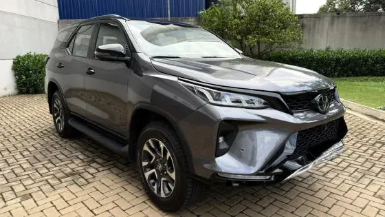 TOYOTA HILUX SW4 2.8 D-4D TURBO DIESEL DIAMOND 7L 4X4 AUTOMÁTICO