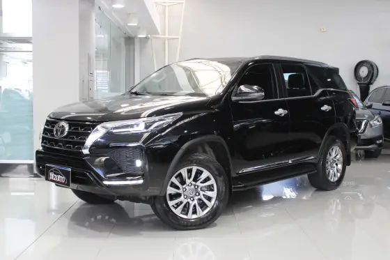 TOYOTA HILUX SW4 2.8 D-4D TURBO DIESEL SRX 7L 4X4 AUTOMÁTICO TOYOTA HILUX SW4 2.8 D-4D TURBO DIESEL SRX 7L 4X4 AUTOMÁTICO