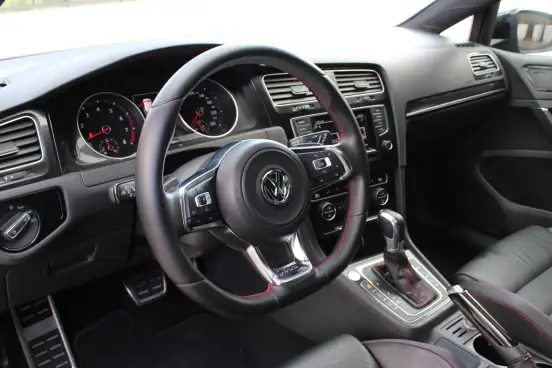 VOLKSWAGEN-GOLF-2015