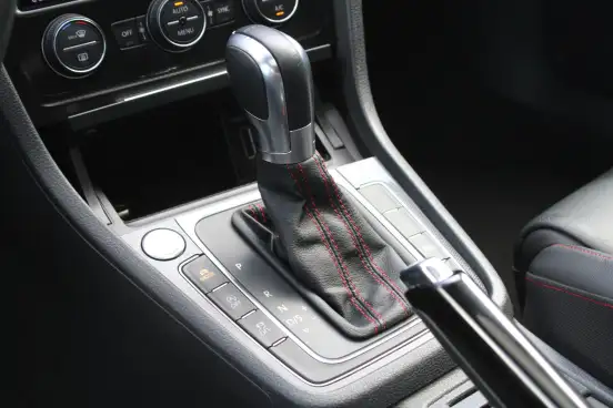 VOLKSWAGEN-GOLF-2015