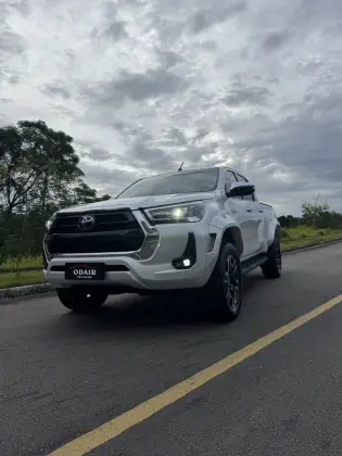 TOYOTA HILUX 2.8 D-4D TURBO DIESEL CD SRX PLUS 4X4 AUTOMÁTICO TOYOTA HILUX 2.8 D-4D TURBO DIESEL CD SRX PLUS 4X4 AUTOMÁTICO