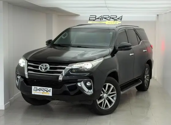 TOYOTA HILUX SW4 2.8 SRX 4X4 7 LUGARES 16V TURBO INTERCOOLER DIESEL 4P AUTOMÁTICO