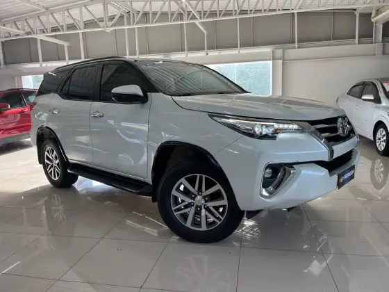 TOYOTA HILUX SW4 2.8 SRX 4X4 7 LUGARES 16V TURBO INTERCOOLER DIESEL 4P AUTOMÁTICO TOYOTA HILUX SW4 2.8 SRX 4X4 7 LUGARES 16V TURBO INTERCOOLER DIESEL 4P AUTOMÁTICO