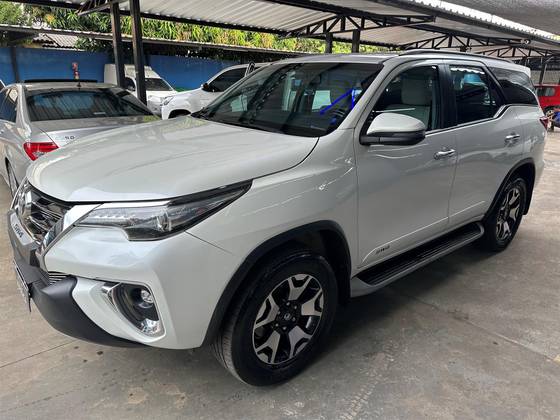 TOYOTA HILUX SW4 2.8 SRX DIAMOND 4X4 7 LUGARES 16V TURBO INTERCOOLER DIESEL 4P AUTOMÁTICO