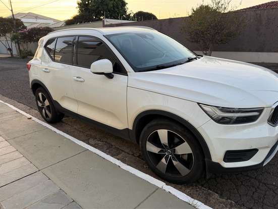 VOLVO-XC40-2020