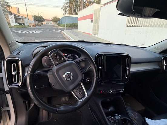 VOLVO-XC40-2020
