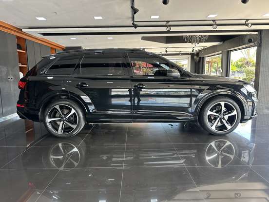 AUDI-Q7-2021