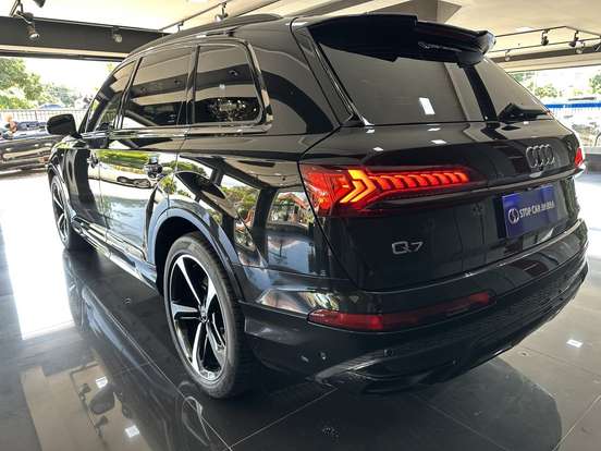 AUDI-Q7-2021