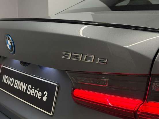 BMW-330e-2026
