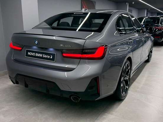 BMW-330e-2026