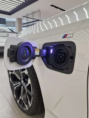 BMW-330e-2025