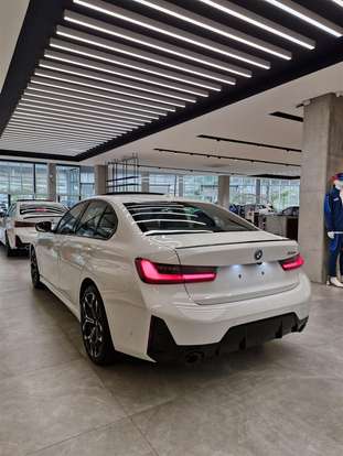 BMW-330e-2025