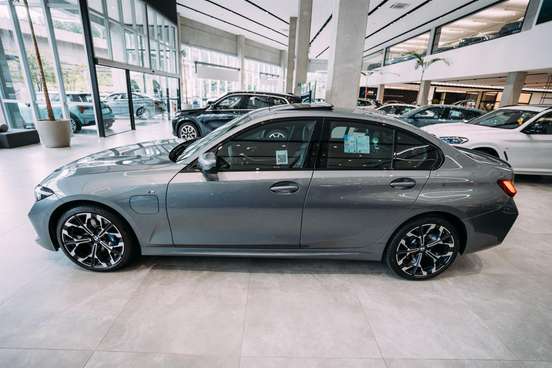 BMW-330e-2026