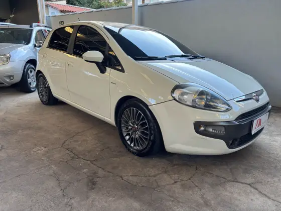 FIAT PUNTO 1.6 ESSENCE 16V FLEX 4P AUTOMATIZADO FIAT PUNTO 1.6 ESSENCE 16V FLEX 4P AUTOMATIZADO