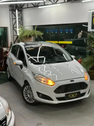 FORD FIESTA 1.6 TITANIUM HATCH 16V FLEX 4P POWERSHIFT FORD FIESTA 1.6 TITANIUM HATCH 16V FLEX 4P POWERSHIFT