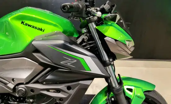 KAWASAKI-Z500-2025