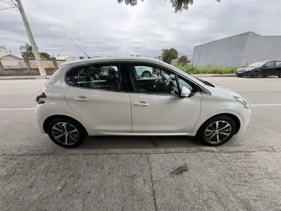PEUGEOT-208-1.6 GRIFFE 16V FLEX 4P AUTOMÁTICO PEUGEOT-208-2016