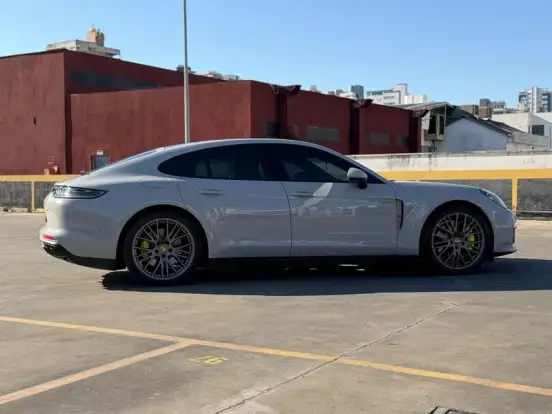 PORSCHE-PANAMERA-2023