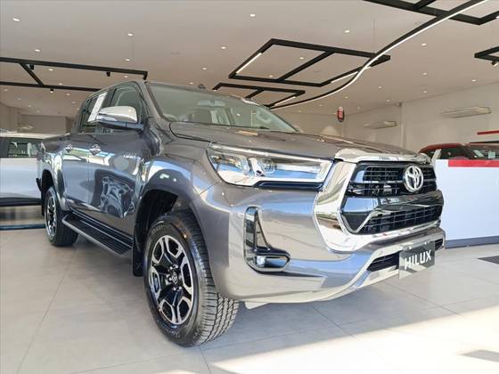 TOYOTA HILUX 2.8 D-4D TURBO DIESEL CD SRV 4X4 AUTOMÁTICO