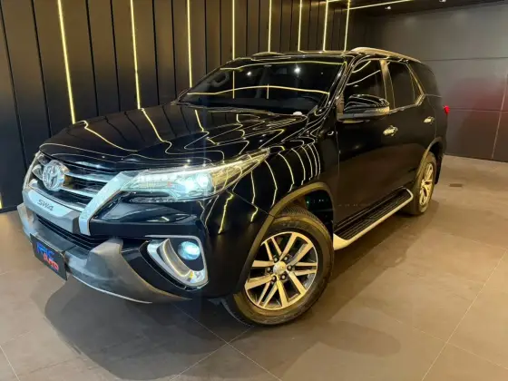 TOYOTA HILUX SW4 2.8 SRX 4X4 7 LUGARES 16V TURBO INTERCOOLER DIESEL 4P AUTOMÁTICO TOYOTA HILUX SW4 2.8 SRX 4X4 7 LUGARES 16V TURBO INTERCOOLER DIESEL 4P AUTOMÁTICO