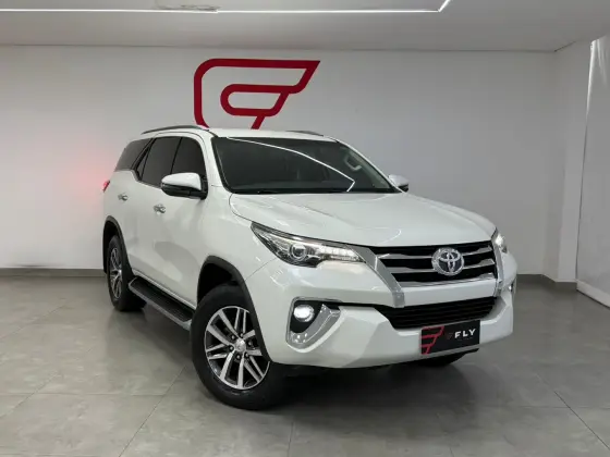 TOYOTA HILUX SW4 2.8 SRX 4X4 7 LUGARES 16V TURBO INTERCOOLER DIESEL 4P AUTOMÁTICO TOYOTA HILUX SW4 2.8 SRX 4X4 7 LUGARES 16V TURBO INTERCOOLER DIESEL 4P AUTOMÁTICO